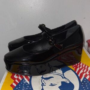 Larroude Shiny Black Platform Shoes size 7.5